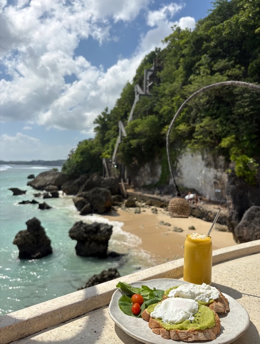 Breakfast by the ocean