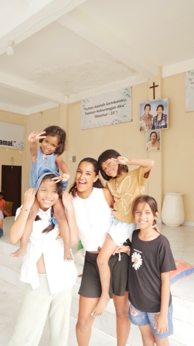 Maria with children she volunteers with